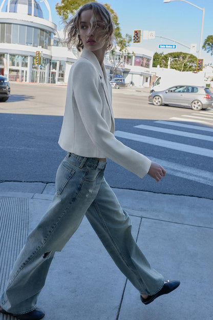 SHORT DOUBLE-BREASTED BLAZER
