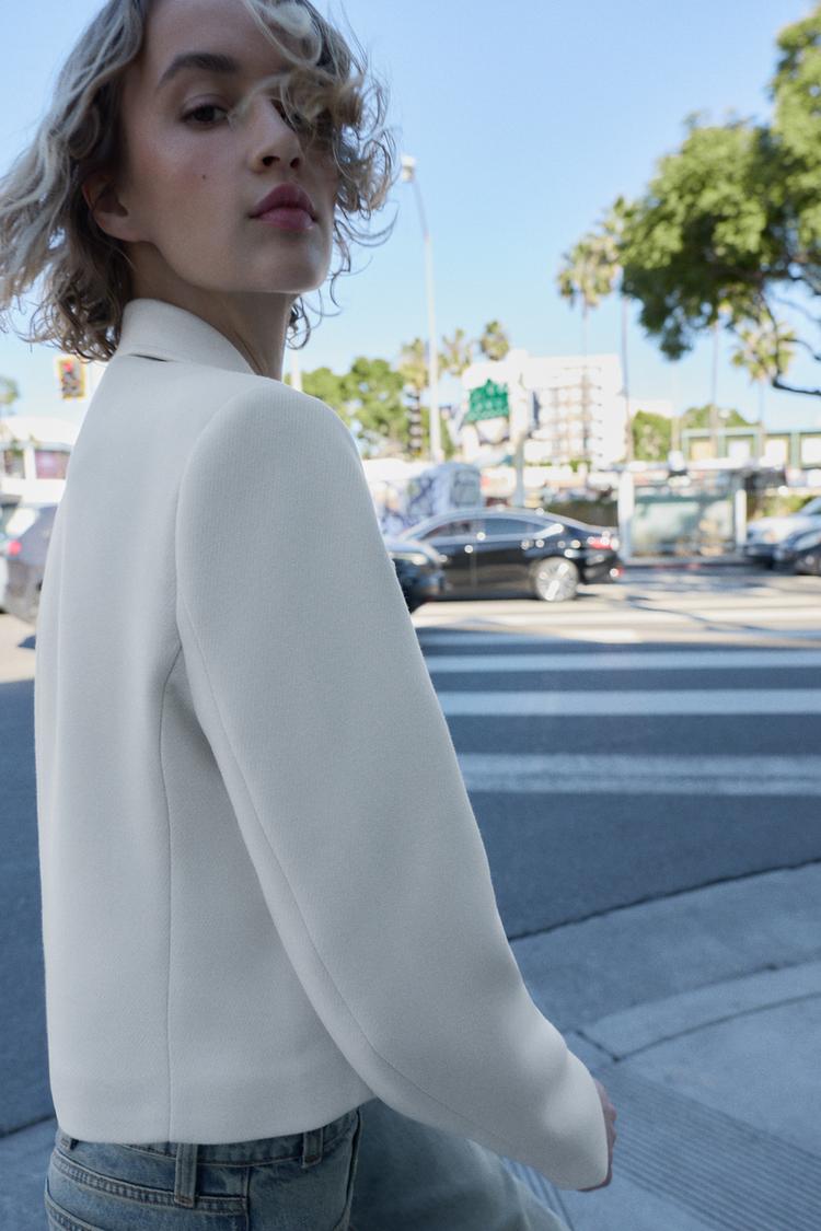 SHORT DOUBLE-BREASTED BLAZER