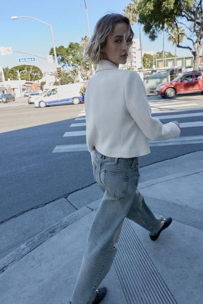 SHORT DOUBLE-BREASTED BLAZER