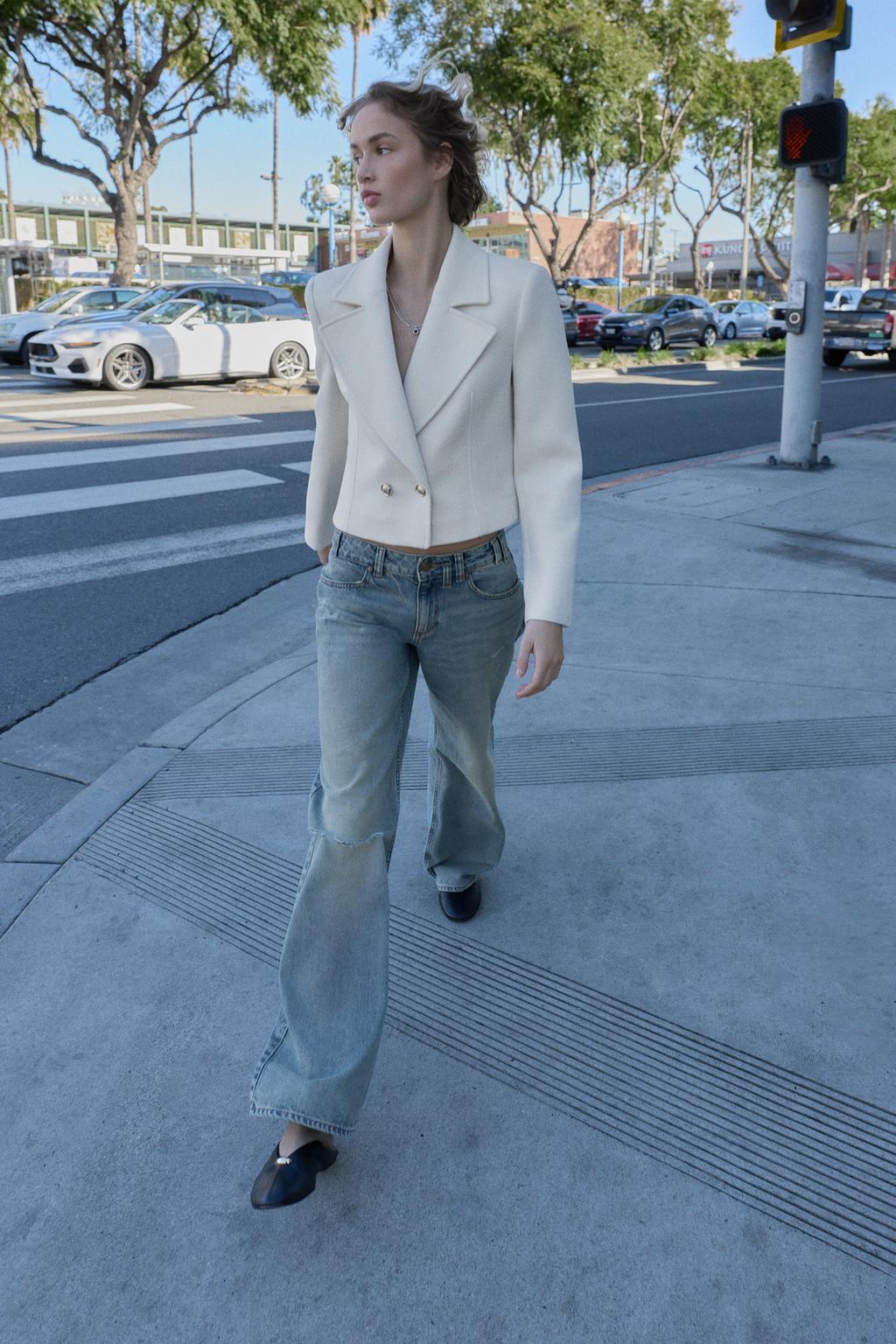SHORT DOUBLE-BREASTED BLAZER